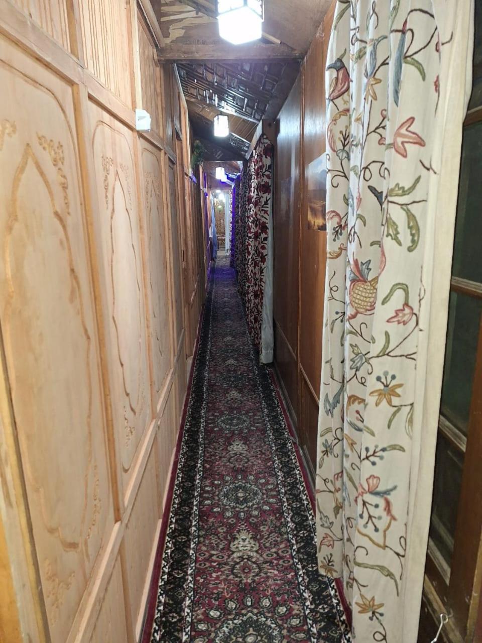 Houseboat Young Snow View Front Line Dal Lake Srīnagar エクステリア 写真