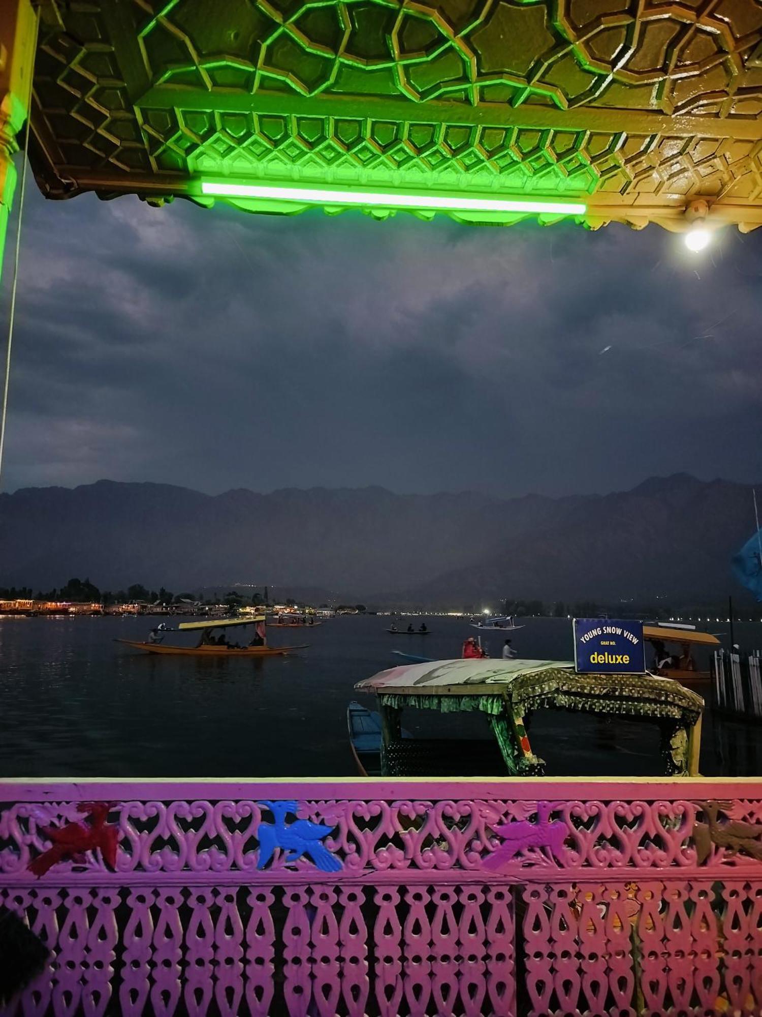 Houseboat Young Snow View Front Line Dal Lake Srīnagar エクステリア 写真