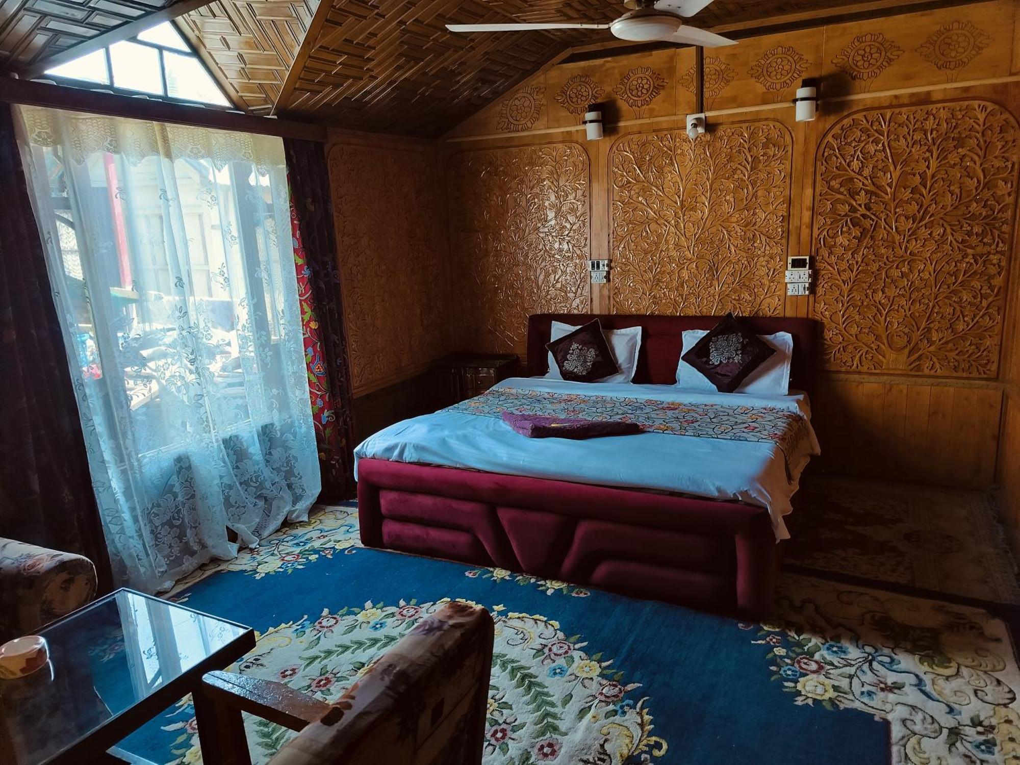 Houseboat Young Snow View Front Line Dal Lake Srīnagar 部屋 写真