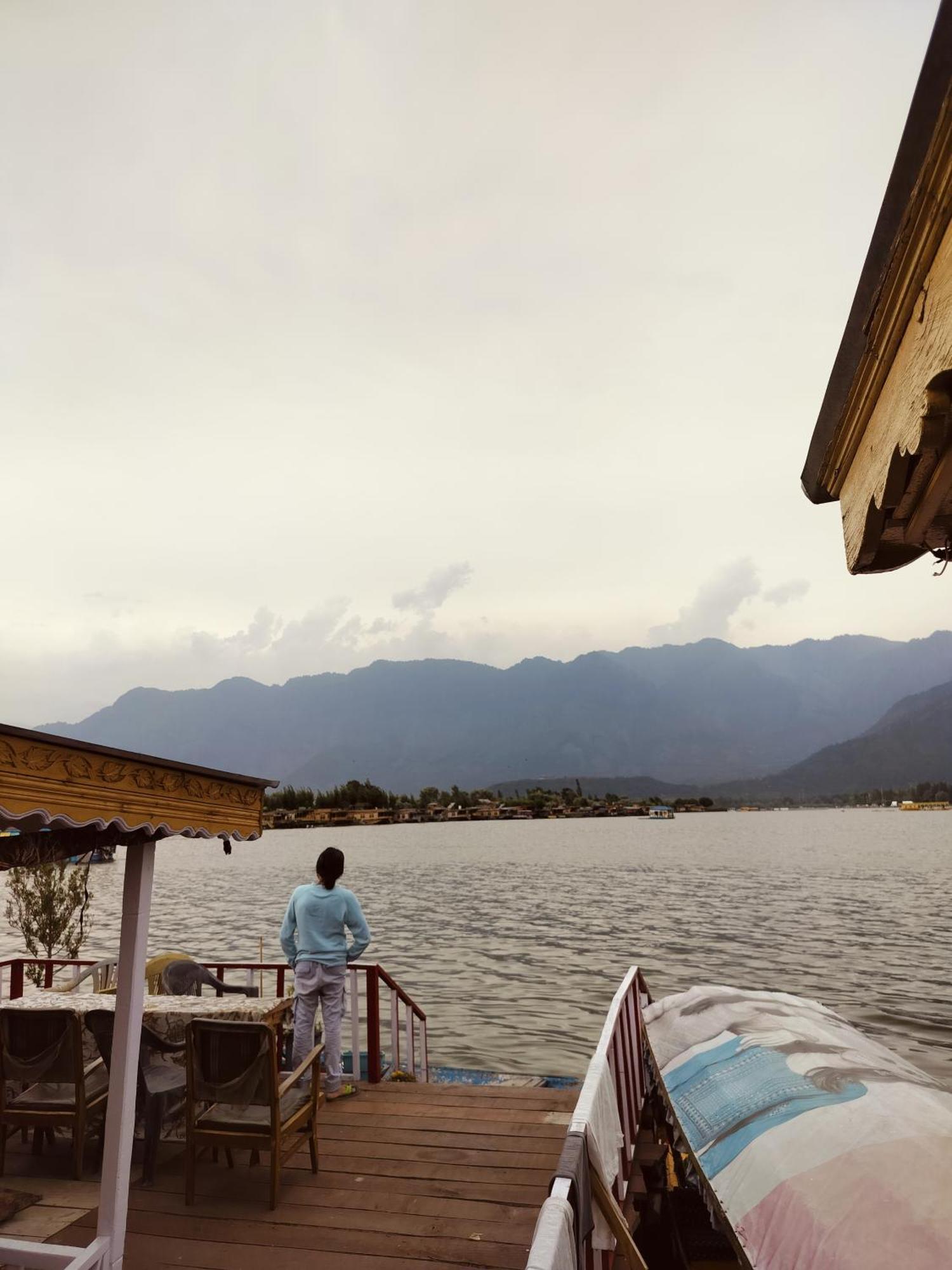Houseboat Young Snow View Front Line Dal Lake Srīnagar エクステリア 写真