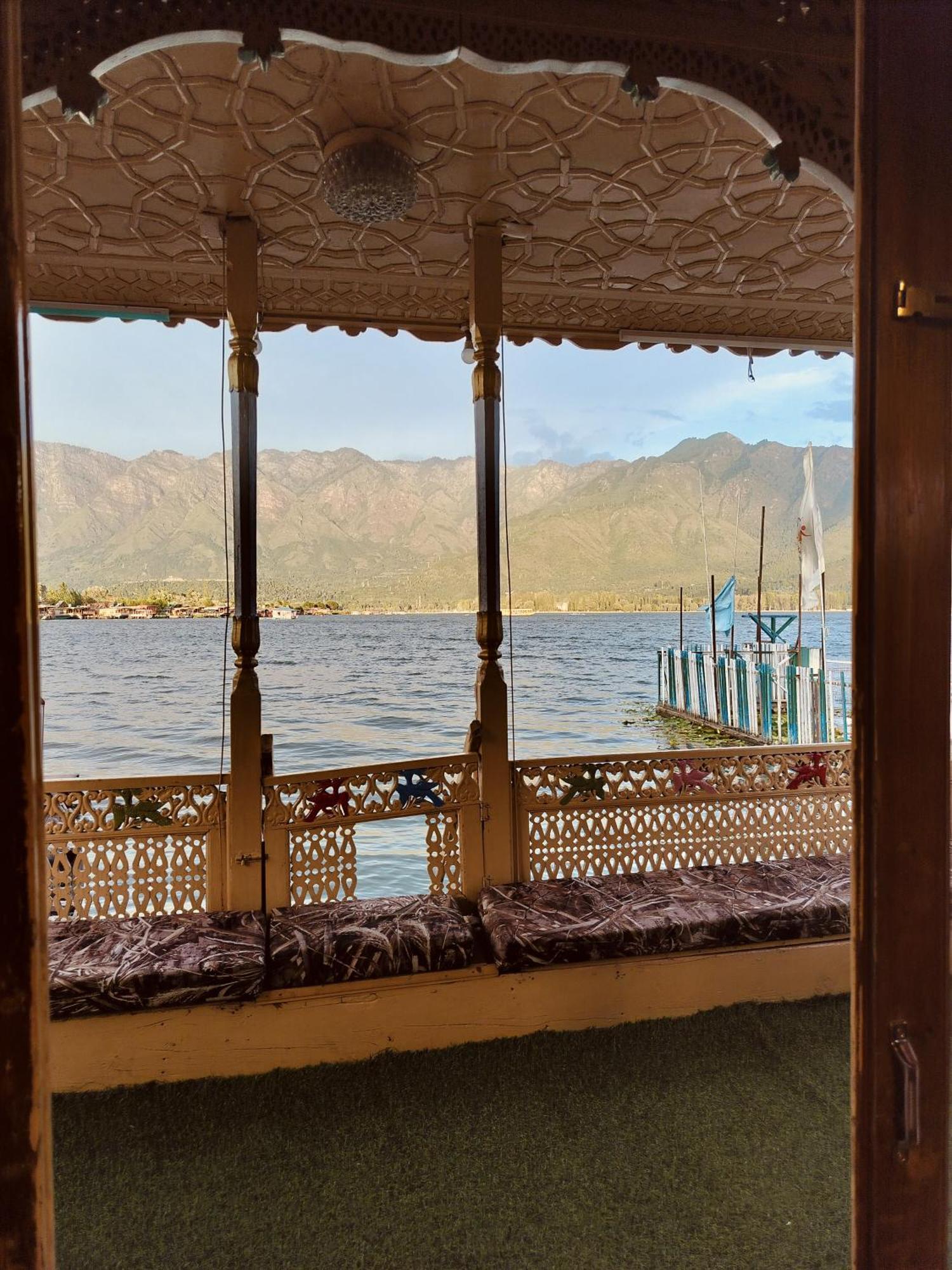 Houseboat Young Snow View Front Line Dal Lake Srīnagar エクステリア 写真