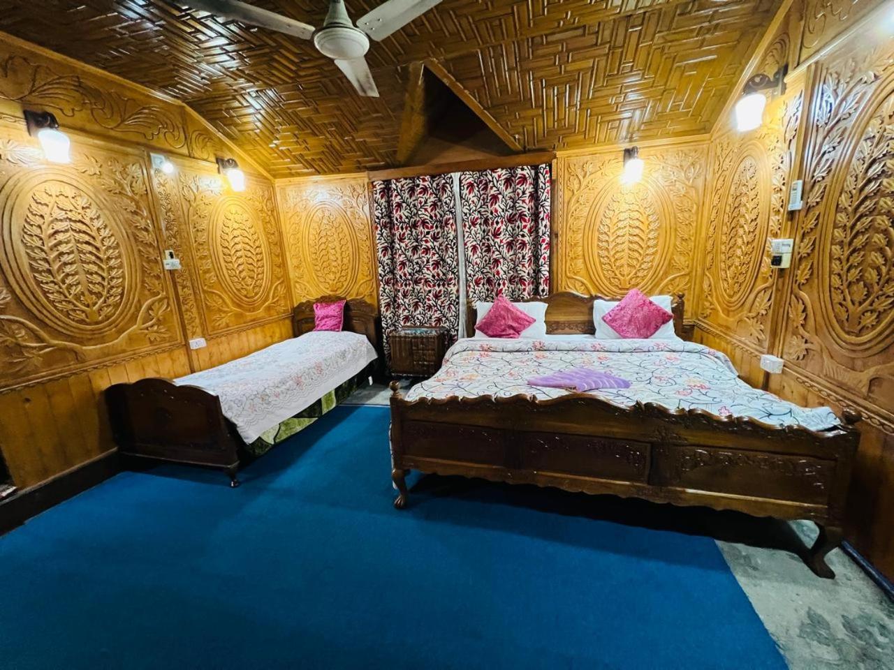 Houseboat Young Snow View Front Line Dal Lake Srīnagar 部屋 写真