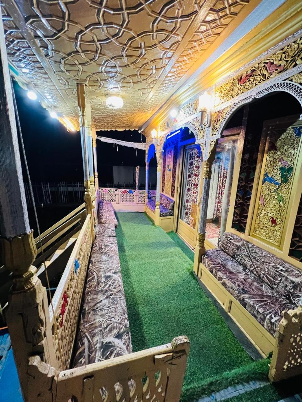 Houseboat Young Snow View Front Line Dal Lake Srīnagar エクステリア 写真