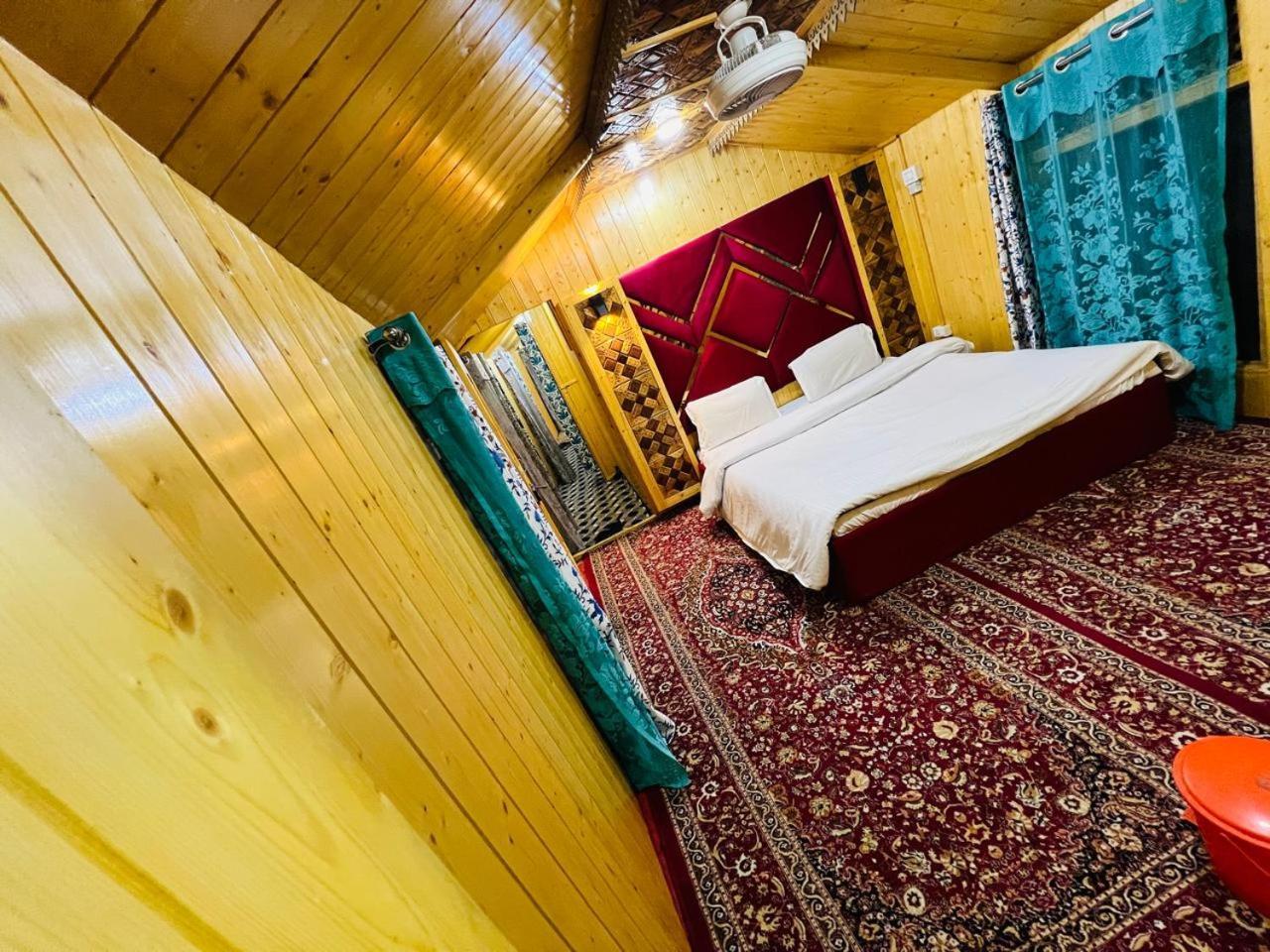 Houseboat Young Snow View Front Line Dal Lake Srīnagar 部屋 写真