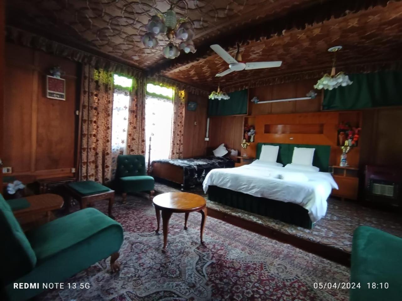 Houseboat Young Snow View Front Line Dal Lake Srīnagar 部屋 写真