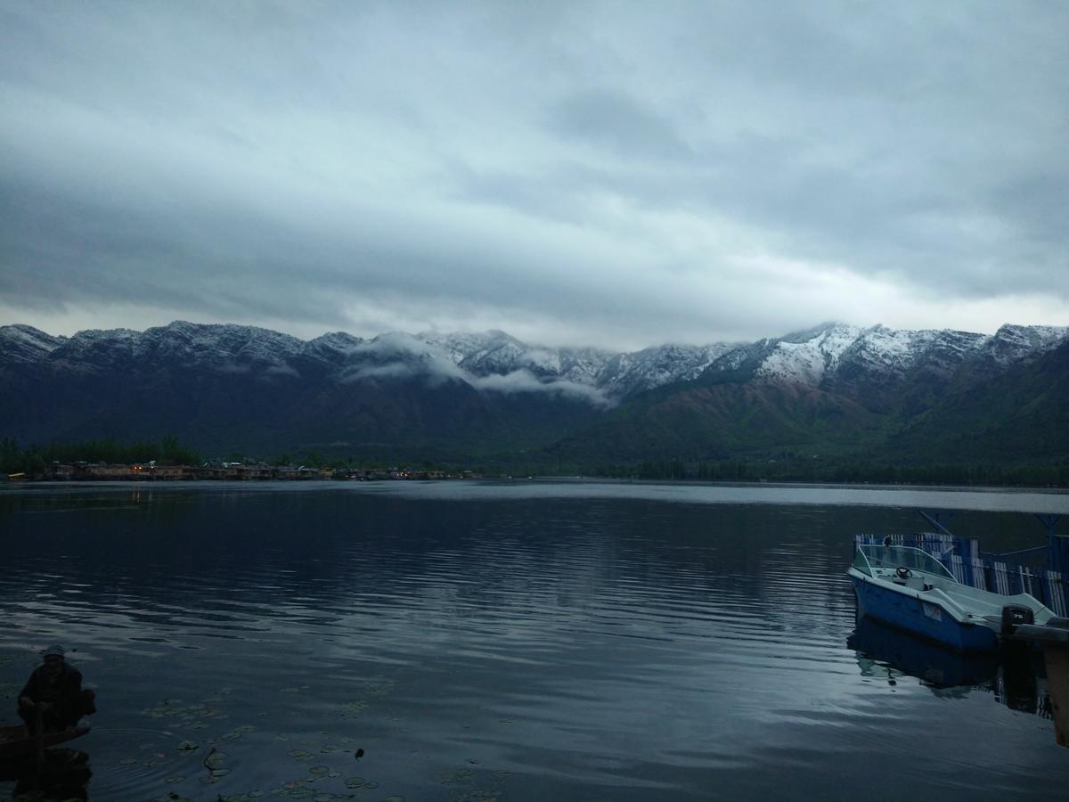 Houseboat Young Snow View Front Line Dal Lake Srīnagar エクステリア 写真