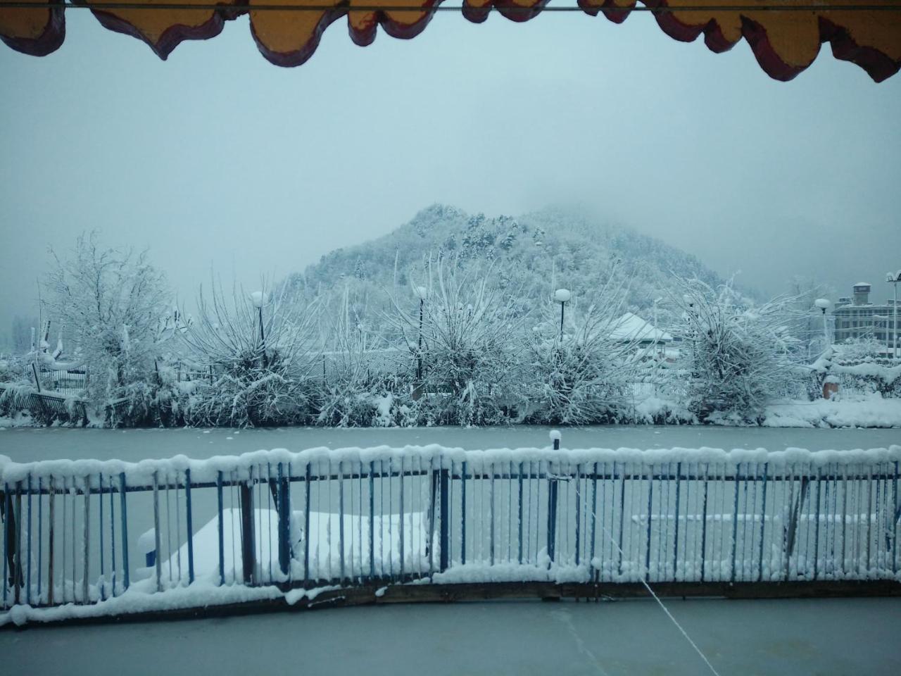 Houseboat Young Snow View Front Line Dal Lake Srīnagar エクステリア 写真