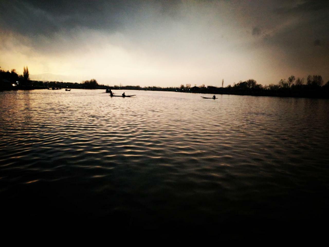 Houseboat Young Snow View Front Line Dal Lake Srīnagar エクステリア 写真